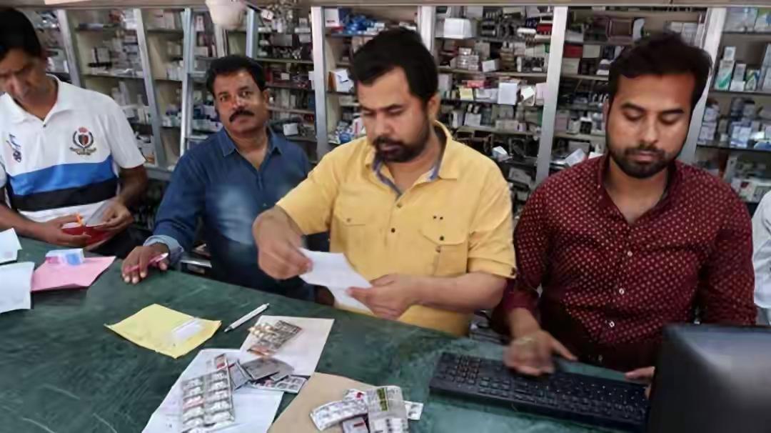 一瓶在美国要卖好几万的抗癌药，到了印度，可能只要几百块。很多人看了会问：印度这