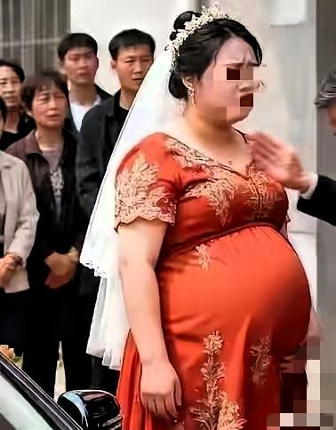 这剧情比狗血剧还让人血压飙升！怀着孕的新娘坐花车到婆家，结果婆家大门紧闭，新
