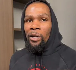 火箭球员凯文-杜兰特被问到是否认为自己能追上历史得分榜第二的贾巴尔。杜兰特：“