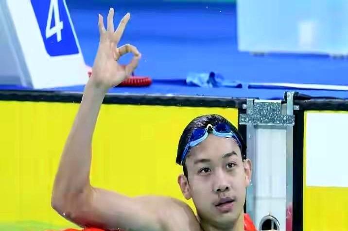 这不就是个小孩吗？从照片上看稚嫩的脸庞，小胳膊小腿的，怎么会有那么大的能量呢！你