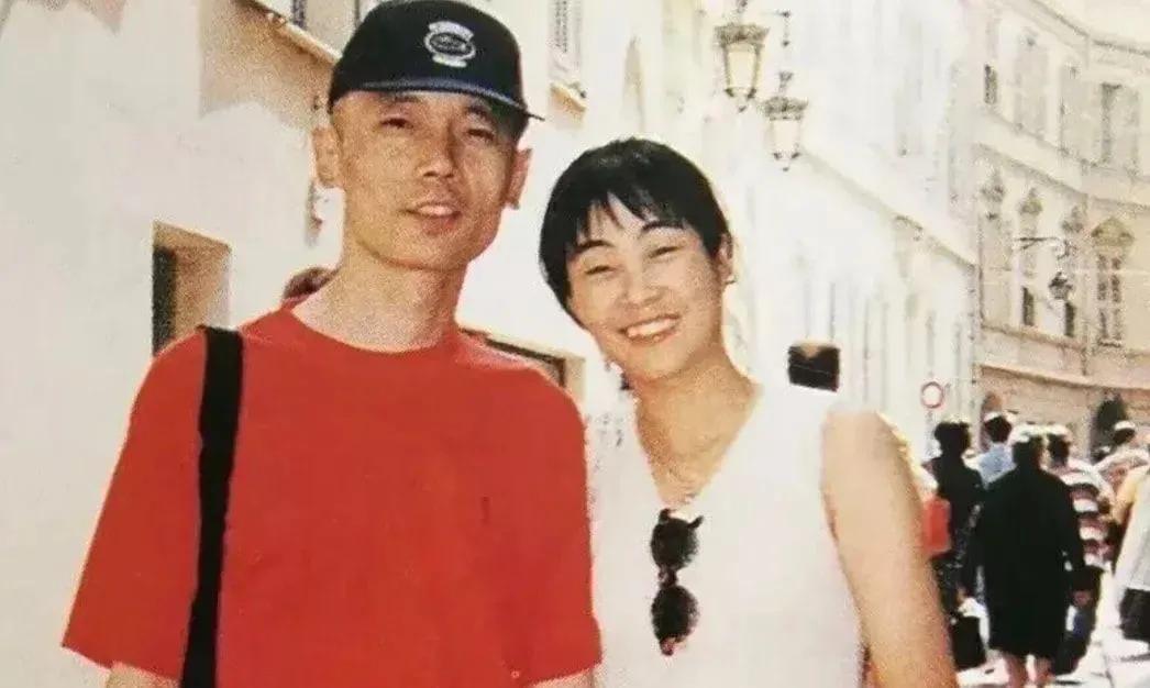 有一次，葛优拍戏拿到片酬上交，妻子贺聪二话不说就在北京买了4套房，葛优连连摇头: