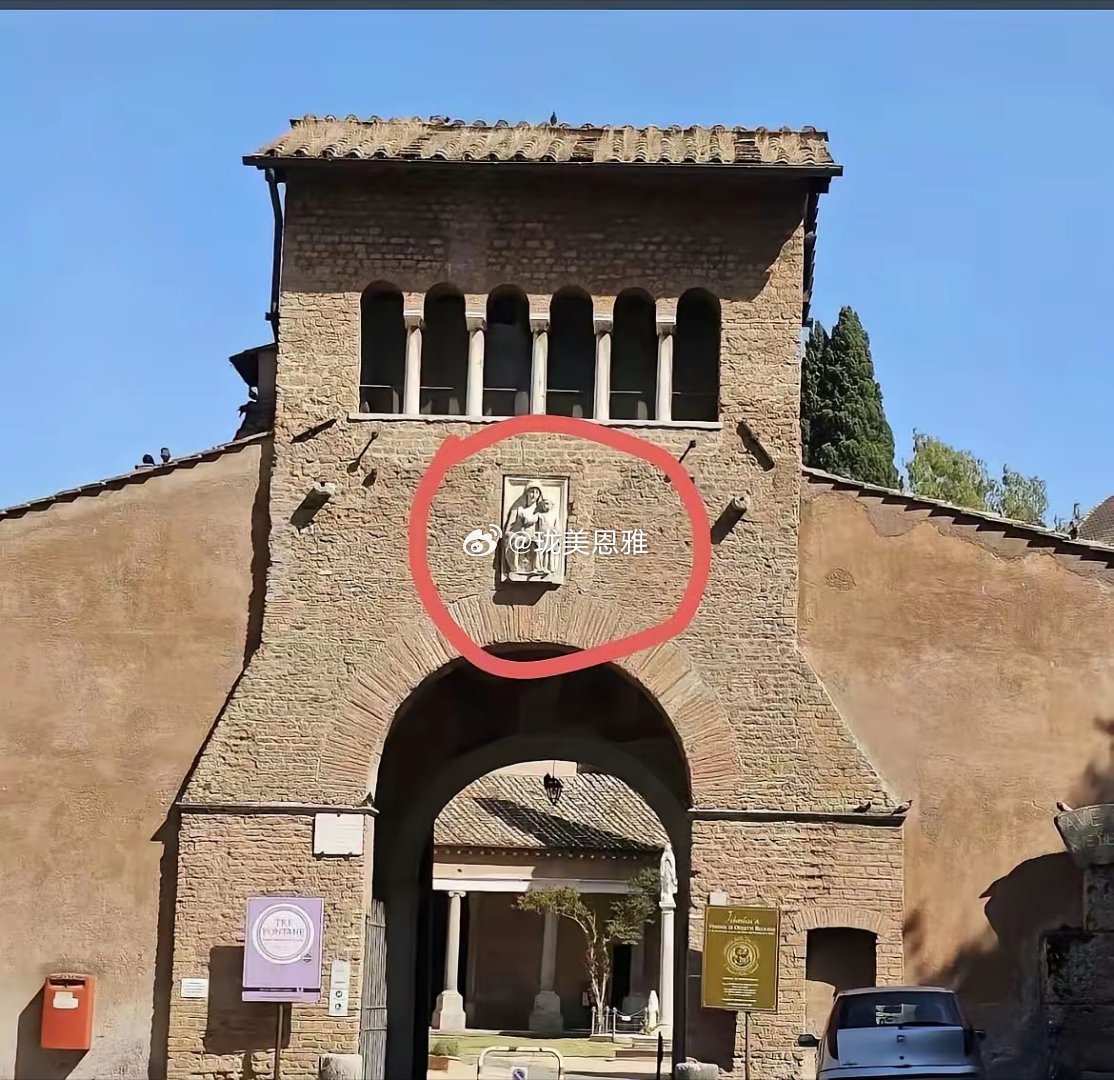 欧洲古建中间那个画圈的地方，有没有感觉到有一丢丢……突兀？