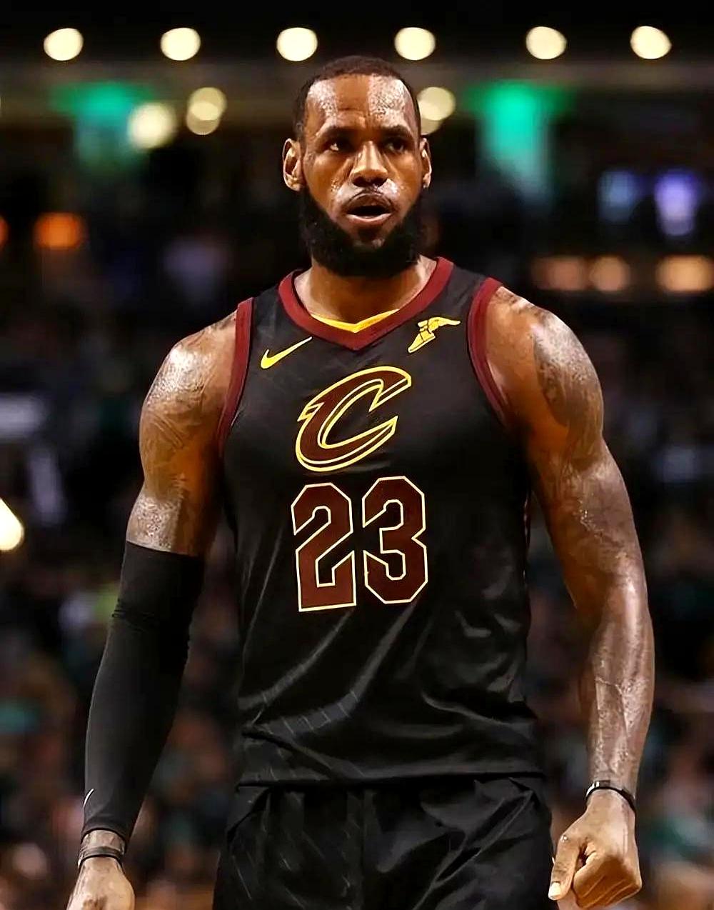 41岁詹姆斯破纪录当晚，摔碎湖人三连胜。第四节冲篮撞上约基奇，整个人失重砸向