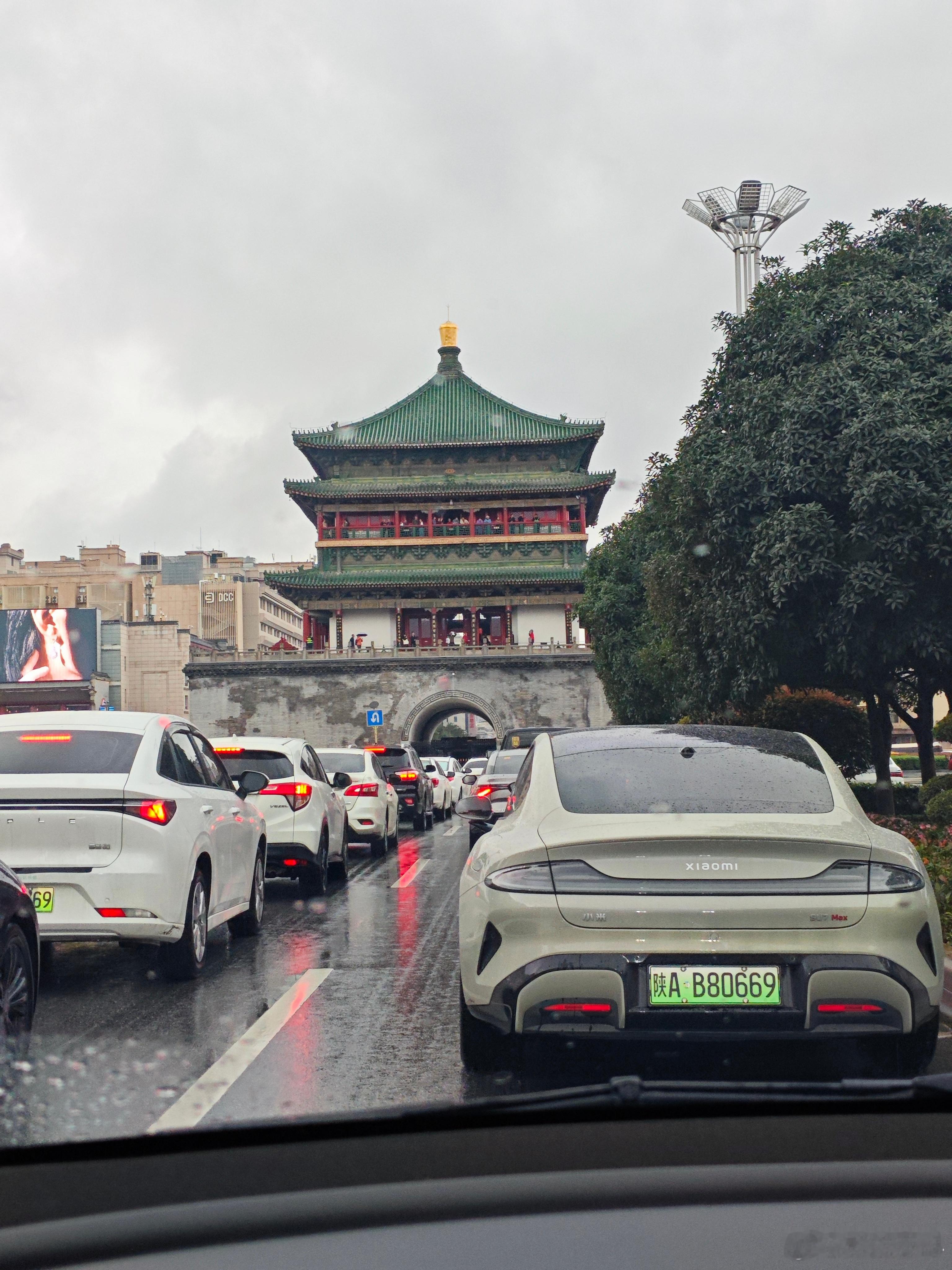 好久没来了钟楼鼓楼回民街了，还好，不算太堵。​​​