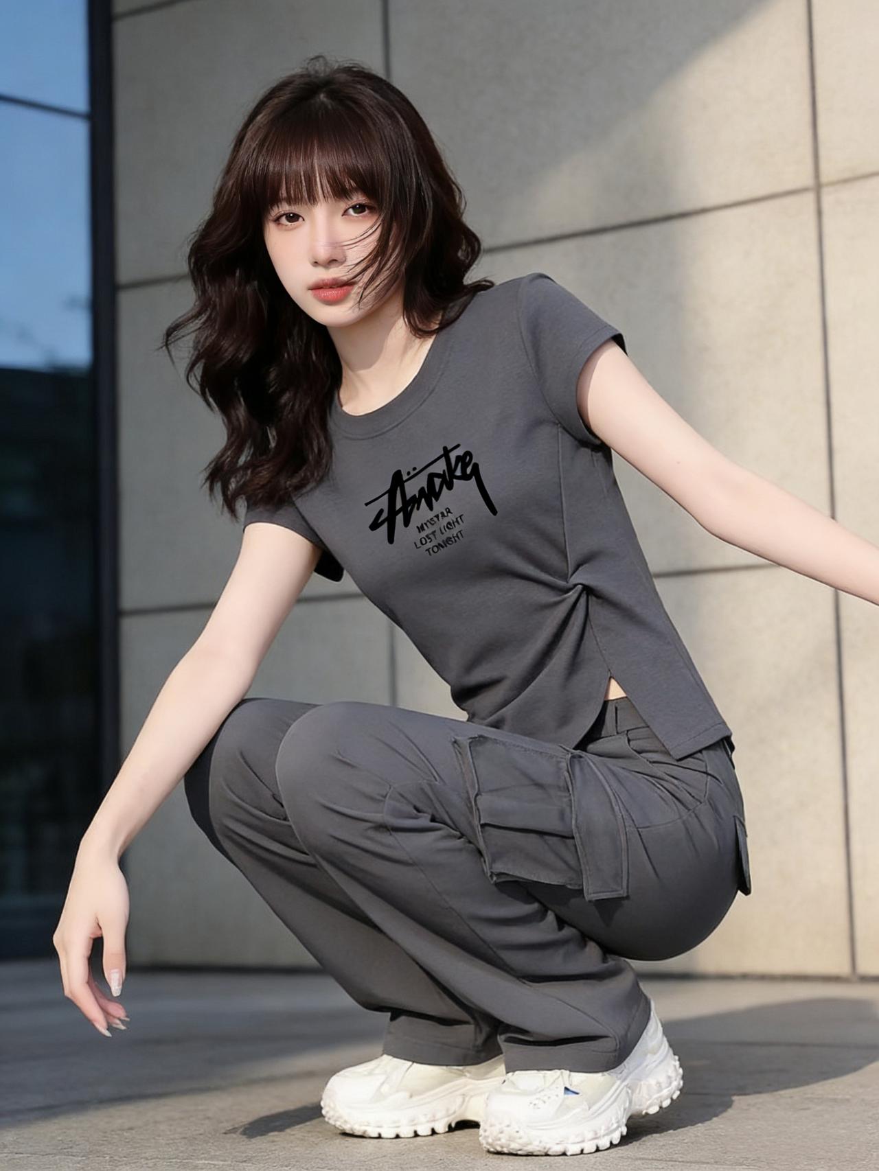 灰色系休闲服简直是都市酷女孩衣橱必备！简约的灰色衣，搭配运动裤，脚蹬一双白色运动