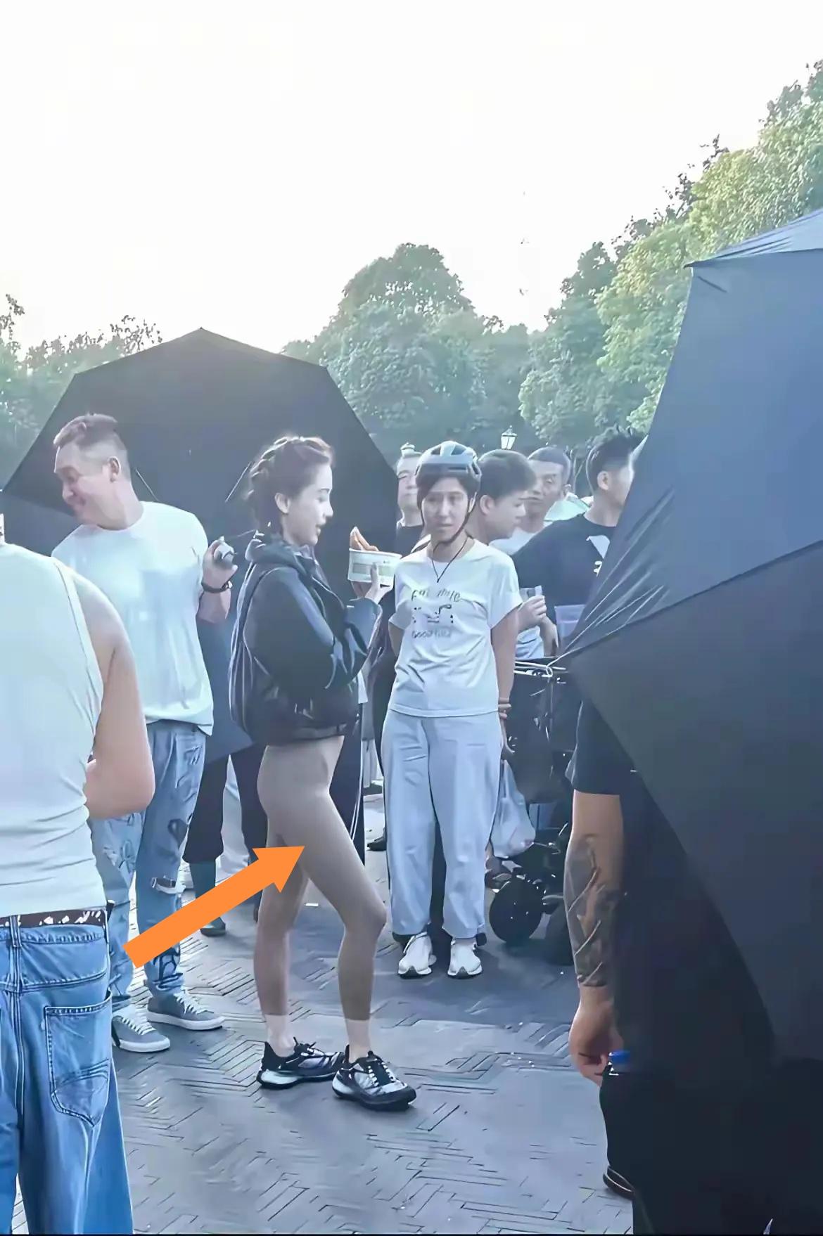 要说敢把紧身裤穿得这么大方自在的，内娱还得是杨颖。在公众场合游玩、被镜头拍着，还