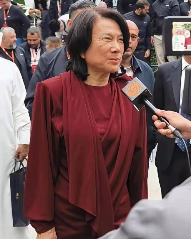 主持人问董明珠：“你朋友圈里都是马云、刘强东、王健林这些大佬，你们平时聊天吗？”