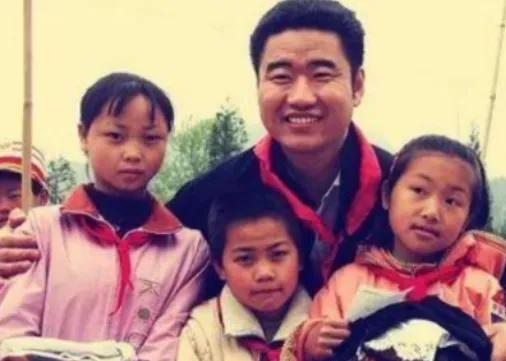 2005年，歌手丛飞身患癌症去世，停止资助了183名贫困儿童。家长打电话来质问: