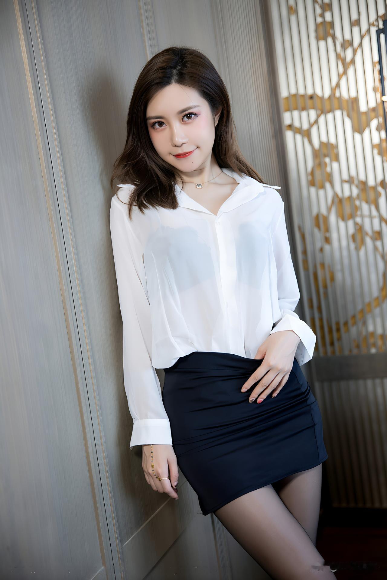 白衬衫的通透+黑短裙的利落，再搭双黑丝高跟，把纯欲职场风拿捏得刚好✨