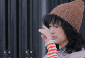 罗海琼于娜时隔多年重逢瞬间泪崩看到昔日好友变成如今这般模样，罗海琼心里满是心疼，