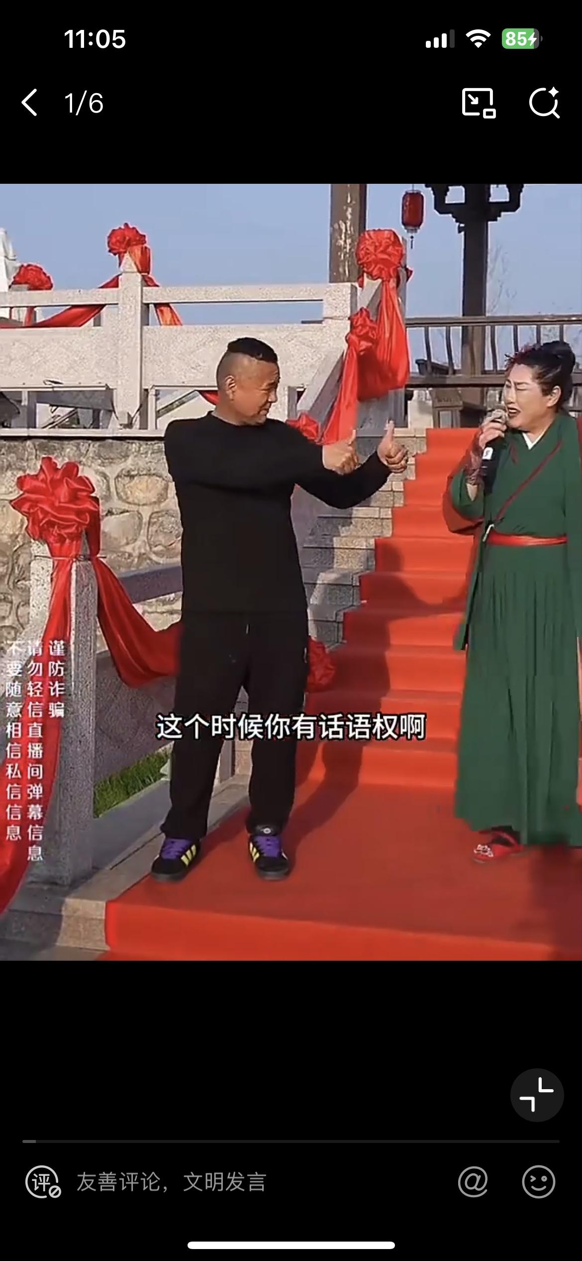 开封王婆相亲现场现闹剧，已婚男子趁老婆上厕所上去相亲凑热闹。两个小仙女上去相亲，