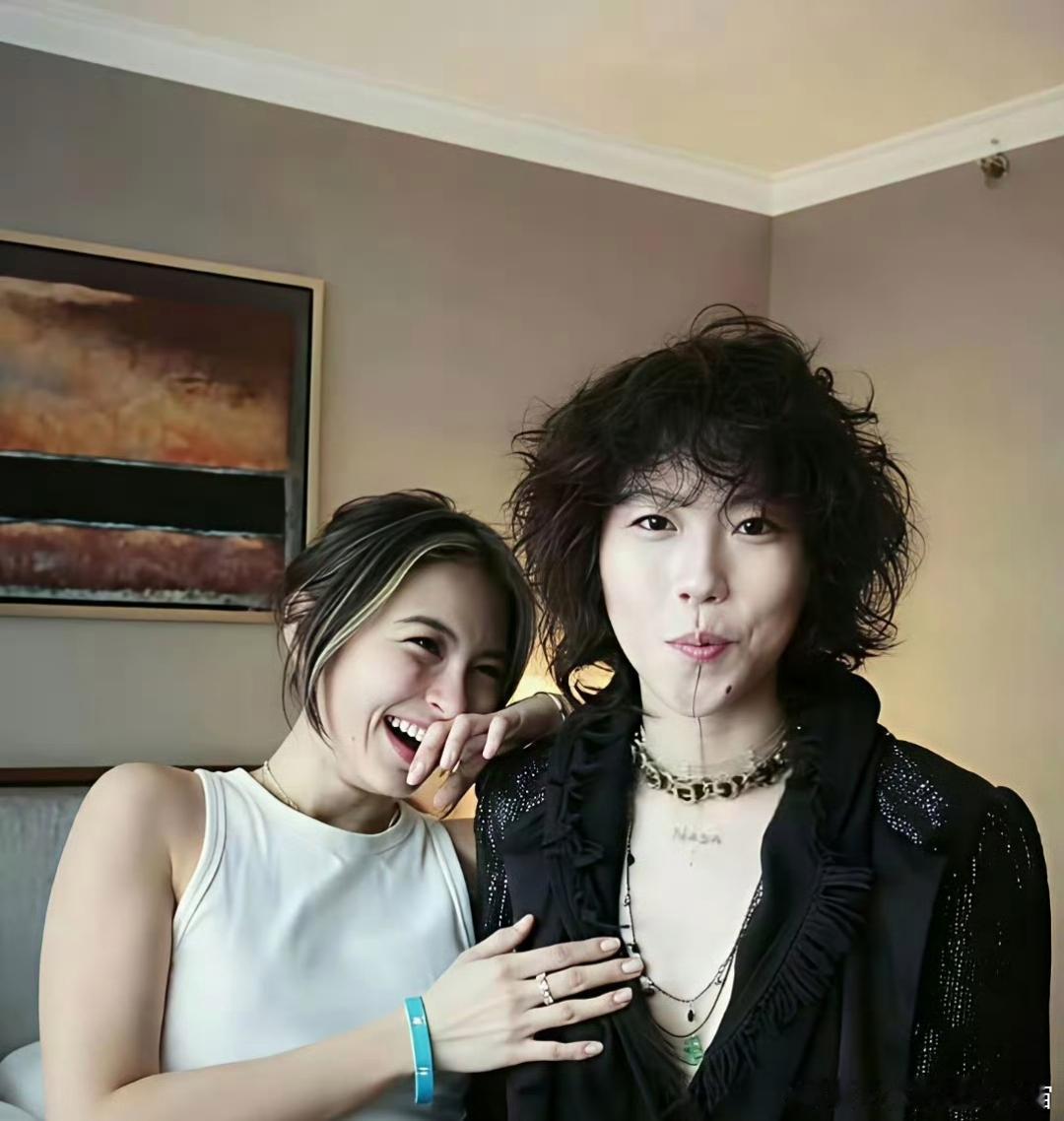 宋妍霏加入王菲母女三人的云南同游行程，看来王菲也接受了窦靖童的朋友。不得不说，王