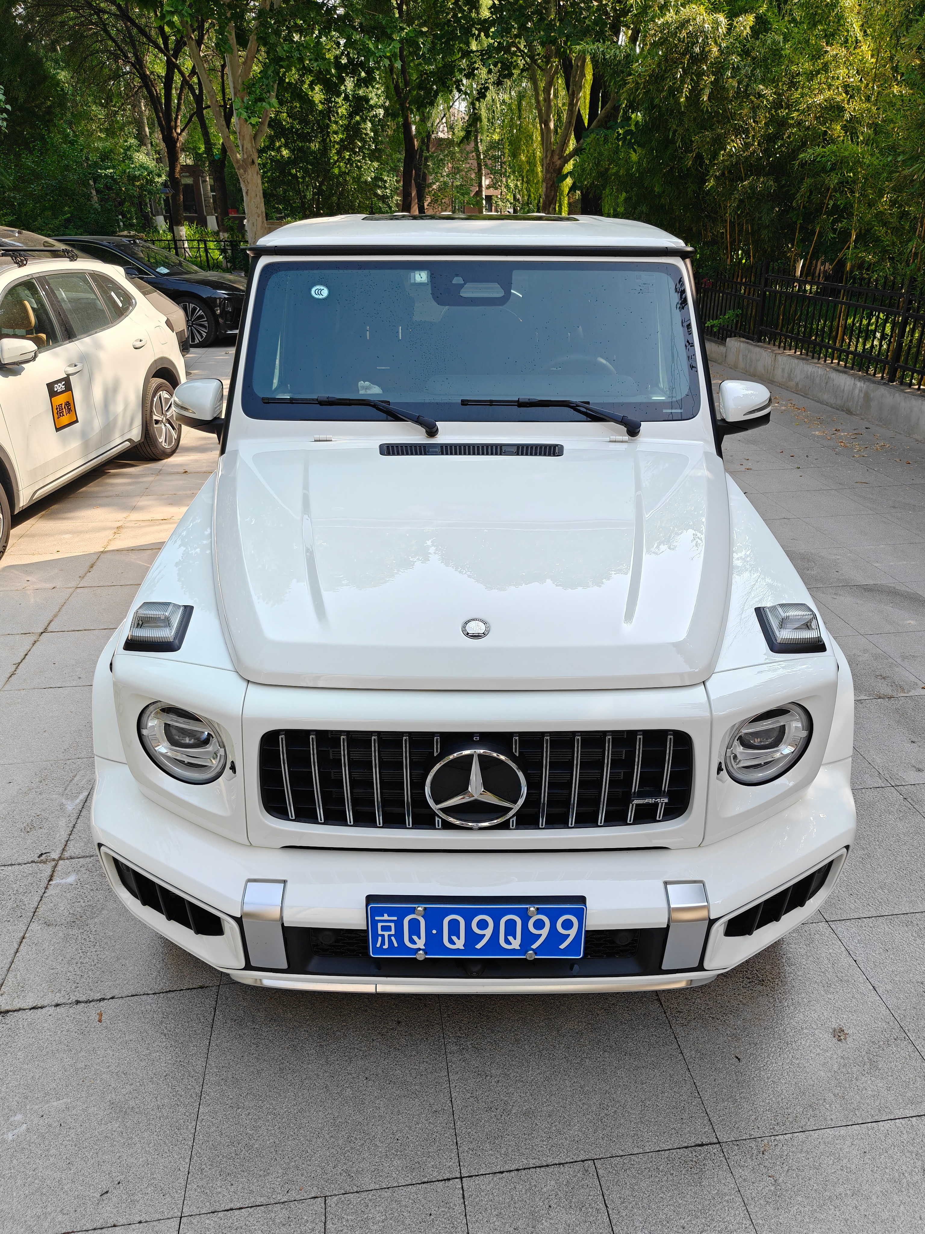 在院里洗车，结果G63的BITURBO字母又掉了应该不会被发现吧[doge]​​​