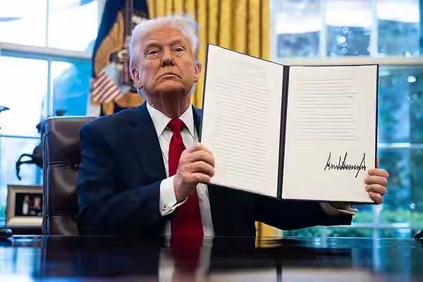 有点可能。美国众议院议长迈克·约翰逊日前在共和党中期选举大会上提出了一个颇为大