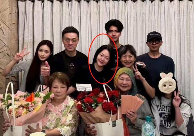 大S去世百日后，小S已经和她越来越像了。母亲节S妈放出的合照里，几天不见，具俊