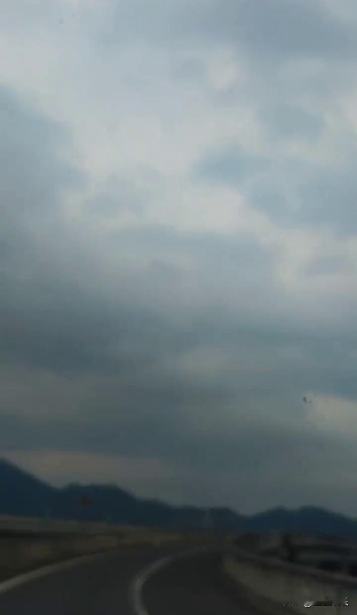 半导体厂，开始取消加班费了。不是汽车厂先停的流水线。是4S店库存堆到天花板，