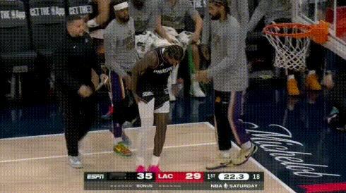 糟糕！杰伦格林右腿拉伤，被搀扶离场恐大休。1节末最后一攻，杰伦格林突破收球前疑