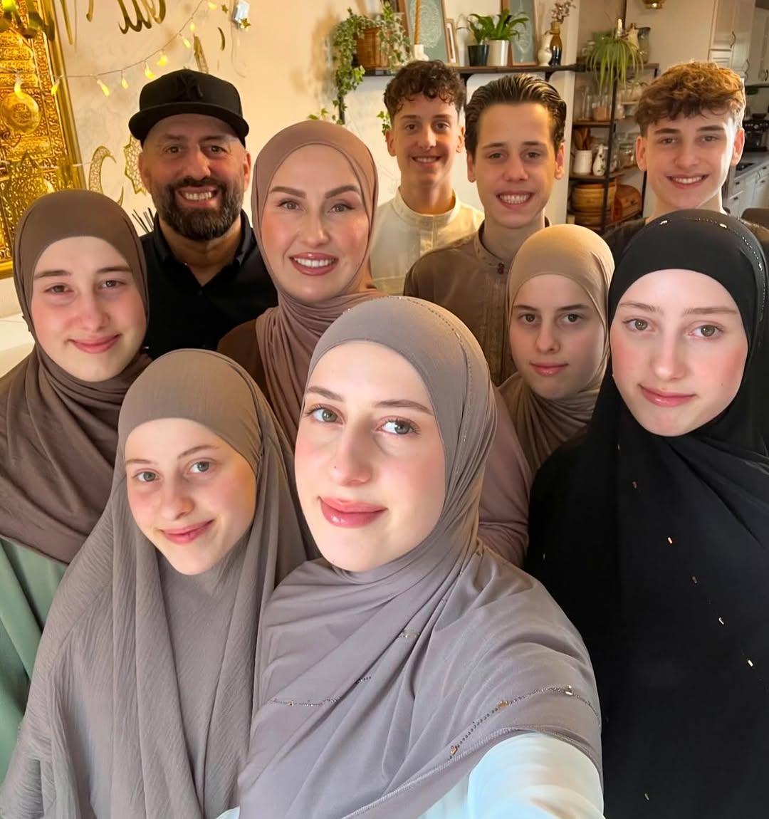 德国一个纯白人家庭改信穆斯林，女性都戴上了头巾。南评：欧洲的多元化推行的挺好