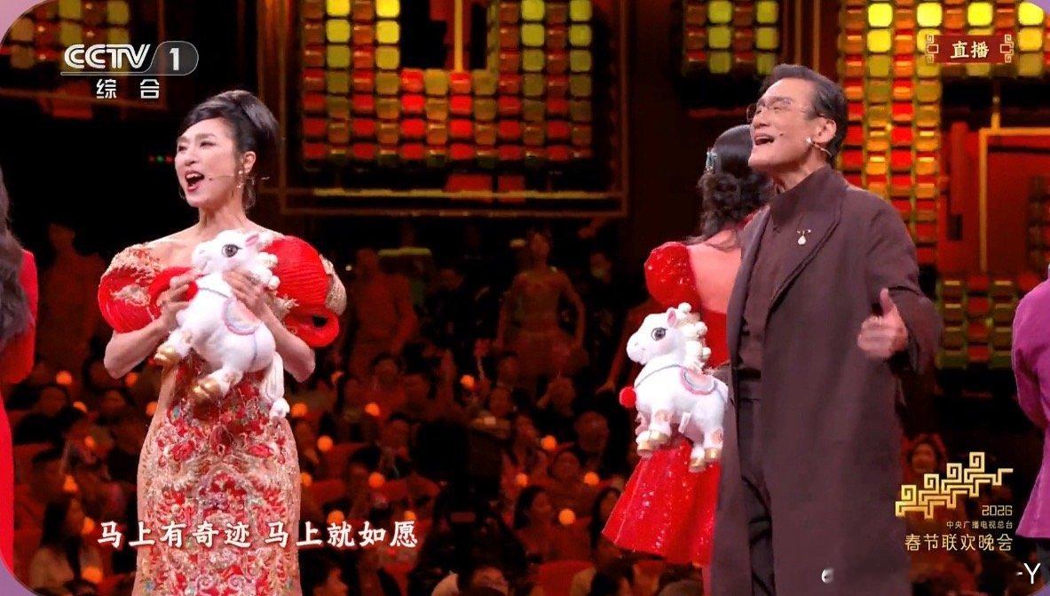 春晚现在越来越好笑了梁家辉这么大的腕儿居然在“等”里春晚