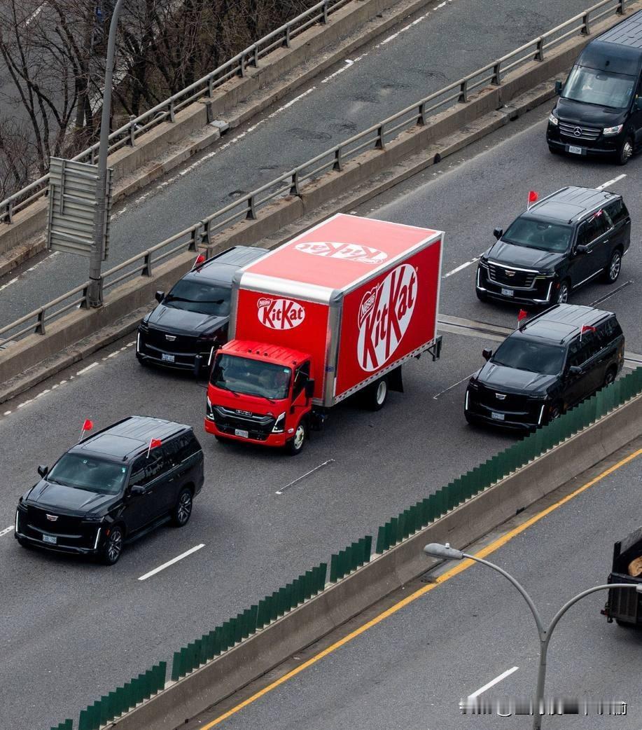 自从被抢走12吨后，奇巧（KitKat）运输时直接动用了要人级别的安保护航……