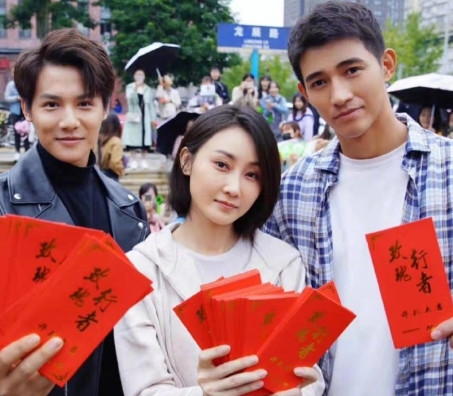 2009年，成龙为《大兵小将》选女主角，找到了大学生林鹏，他给林鹏发信息约她吃饭