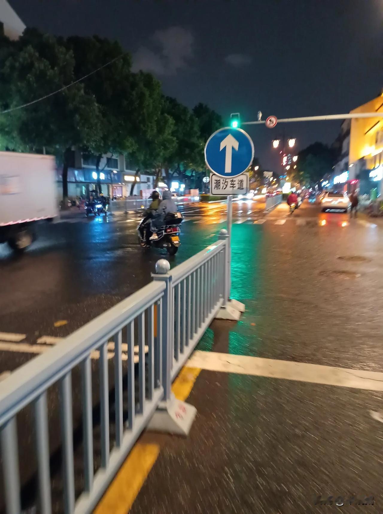 苏州姑苏区景德路吴趋坊路囗这块指示牌安装高度是否有问题？这块“潮汐车道”长方形
