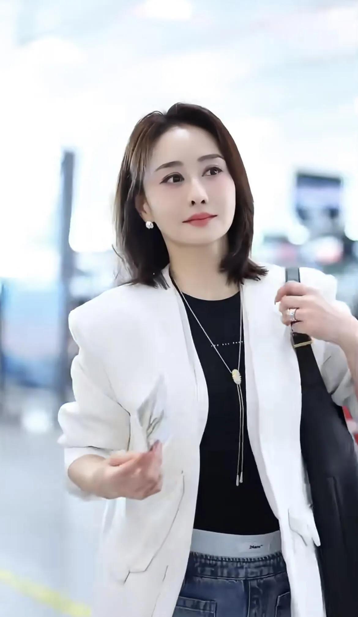 陈德容换发型后直接嫩20岁！陈德容这组机场造型太绝了！剪了短发后气质反差好