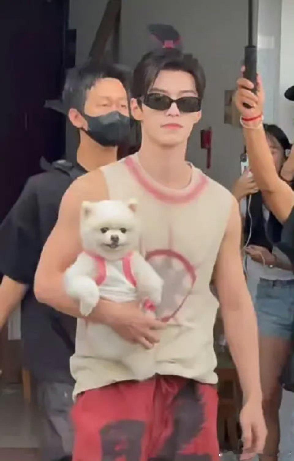 何与抱着孟子义的狗巧克力，怎么两人今天造型都很相似啊，啊啊啊你们…[期待