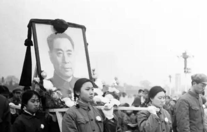 1976年1月11日，周总理的遗体送到八宝山时，火化工大叫道，我们不能火化总理！