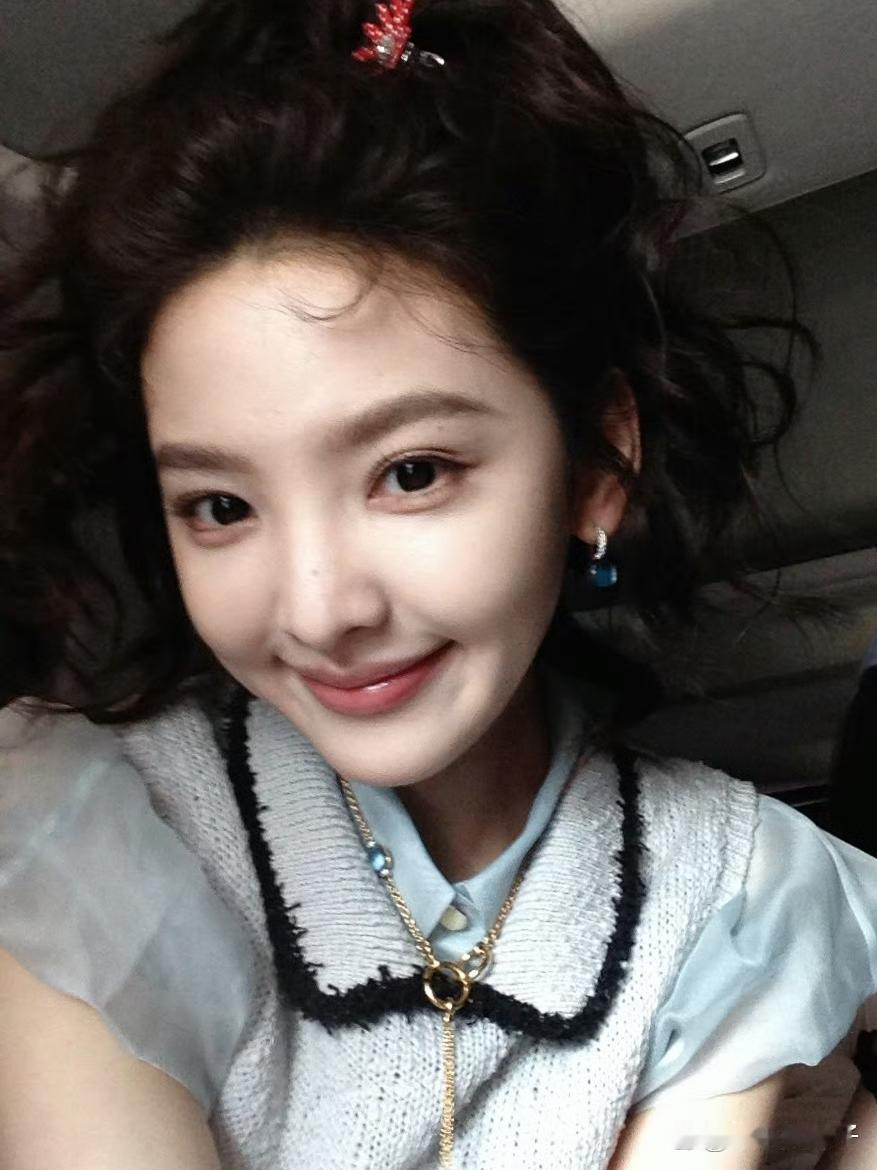 1.章若楠是颜控，先前有个富二代追她追得死去活来的，只是对方颜值实在是太过于一般