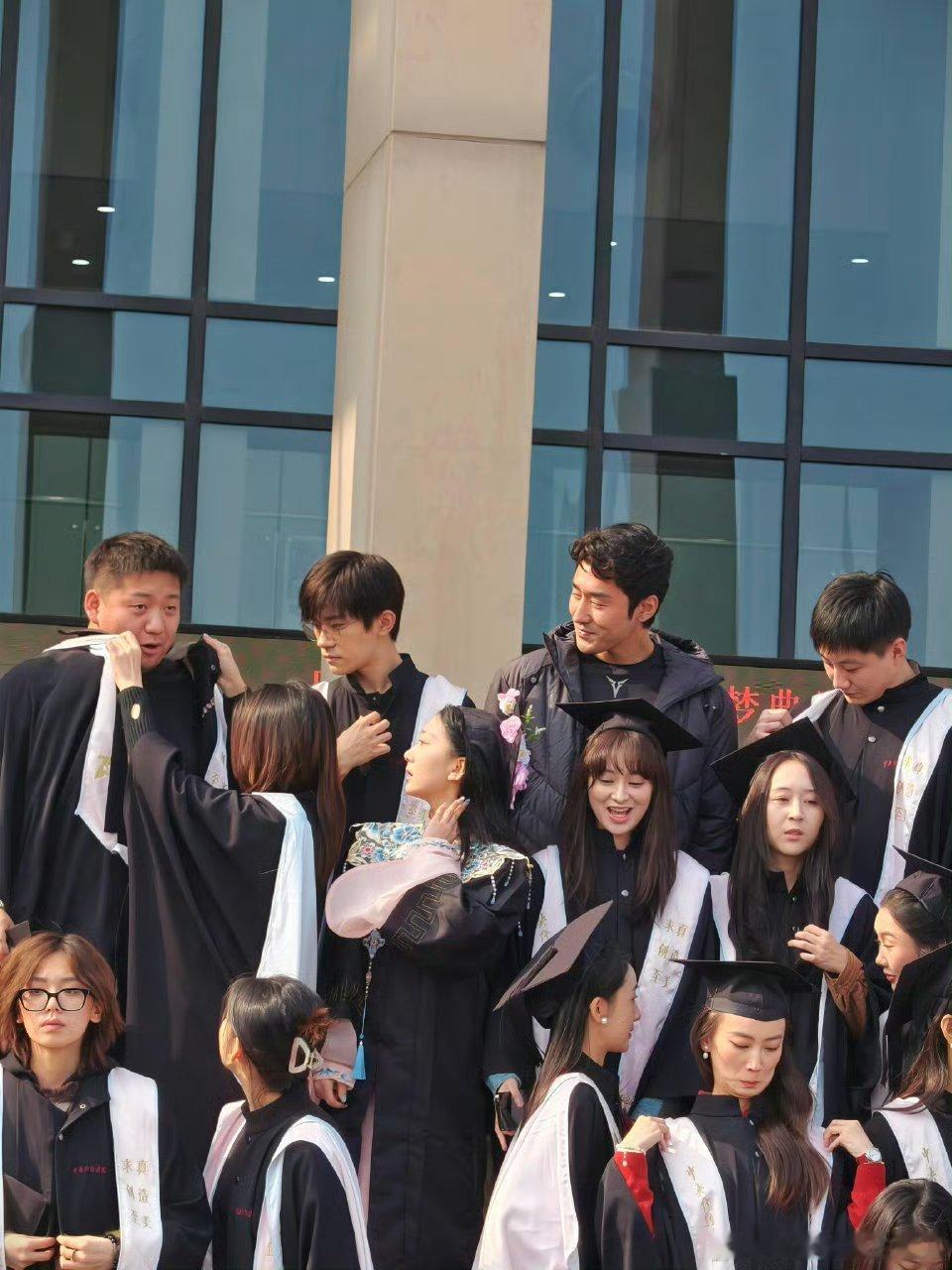 易烊千玺毕业照来了你能一秒看到易烊千玺么🙌🙌[打cal