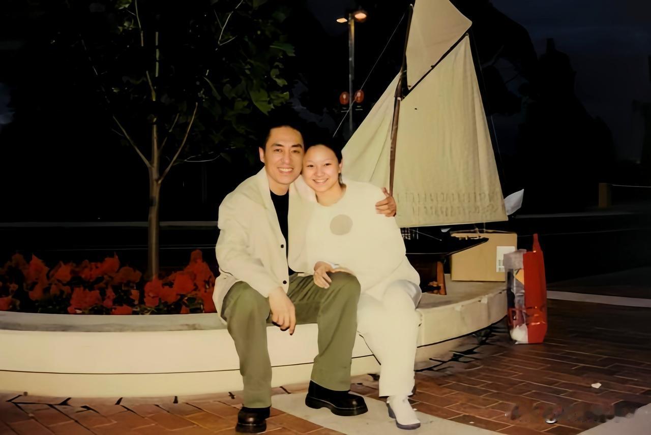 陈婷老照片:1999年与丈夫张艺谋热恋期间的幸福合影。此时陈婷18岁，一袭白色