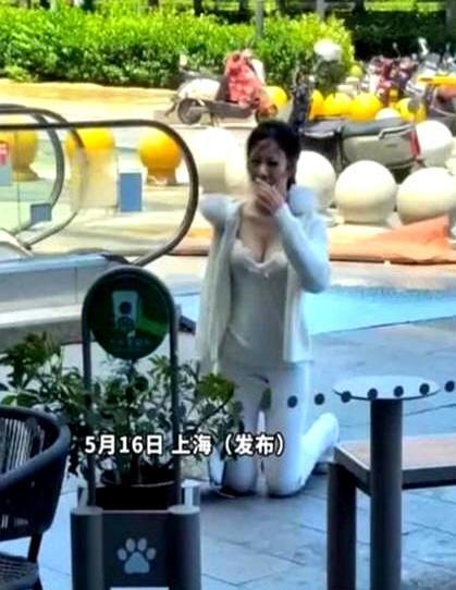 5月16日上海街头这一幕，真挺扎眼的。一个女生直接跪在地上，旁边男生却一直低头