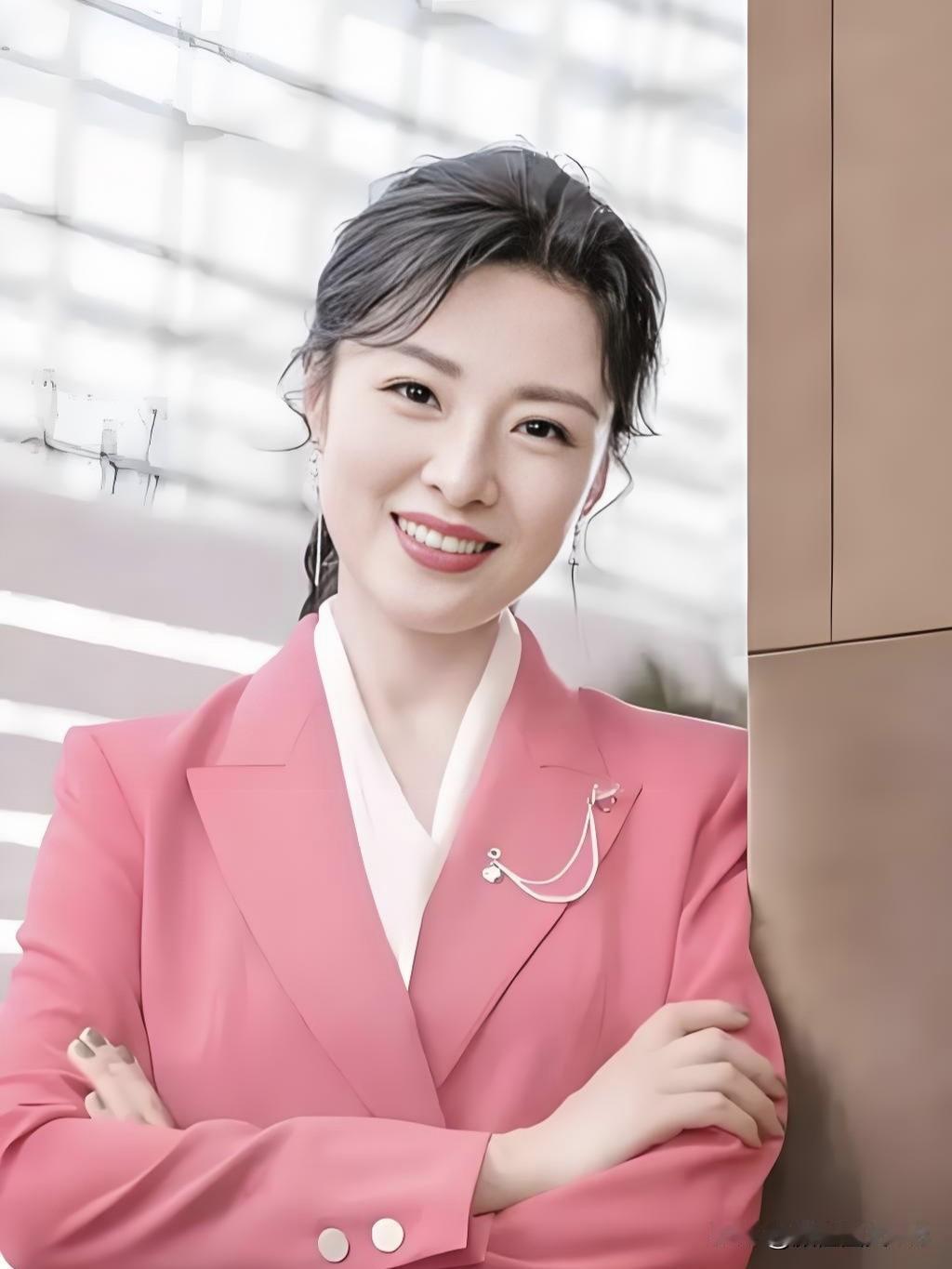 她站在央视的舞台中央，语调温润却掷地有声，从容大气的语态里藏着专业底气，将时代故