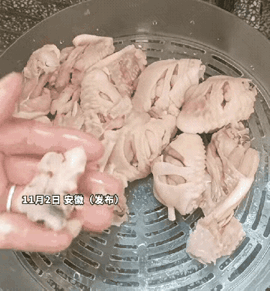 太可怕了，这样的鸡翅你敢吃吗？近日安徽某地，有位女子从网上买了一些鸡中翅，她把鸡