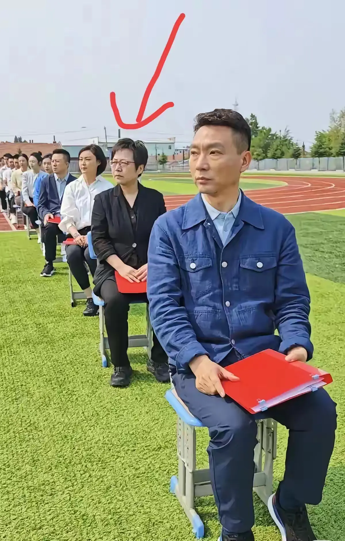 康辉后面这位女士是谁？非常有气质