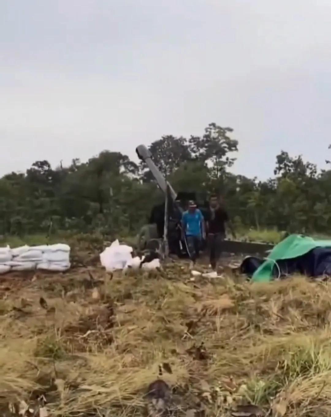 柬埔寨军队使用苏制D-20式152毫米加榴炮对泰方目标进行炮击。这还是比较少见的