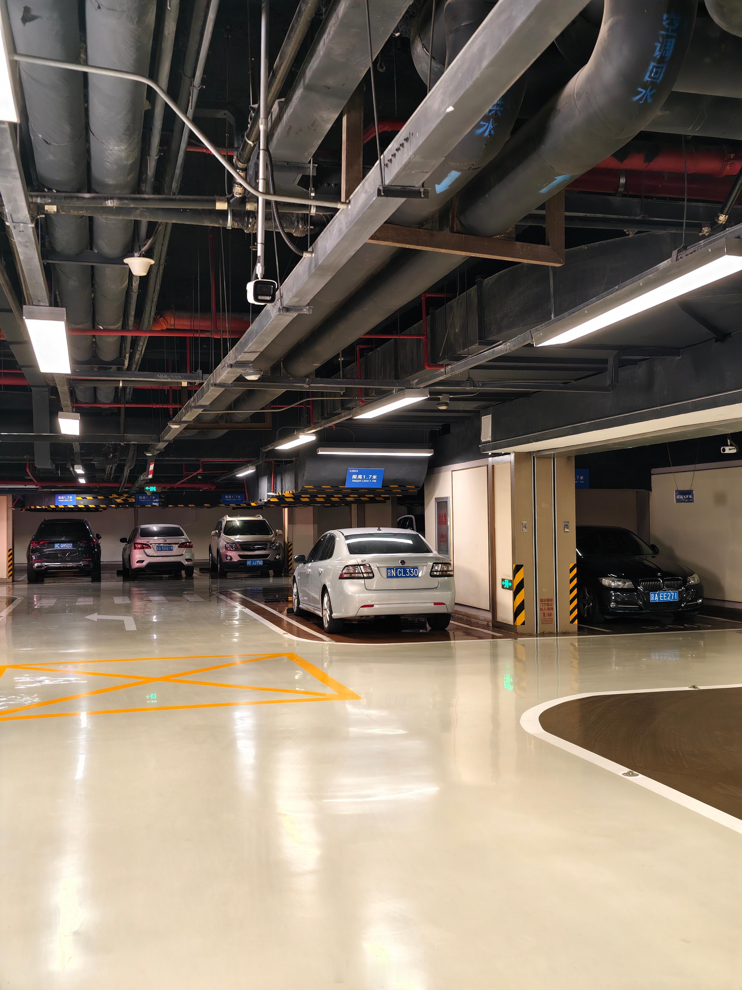 每每看见它，都会想起那个地库邻居那台萨博93一直停在36的斜对面，两个老