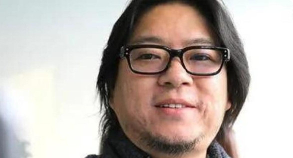 有一回，主持人问高晓松：“你是不是挺埋怨老狼的呀？”高晓松气呼呼地说：“怨呐，《