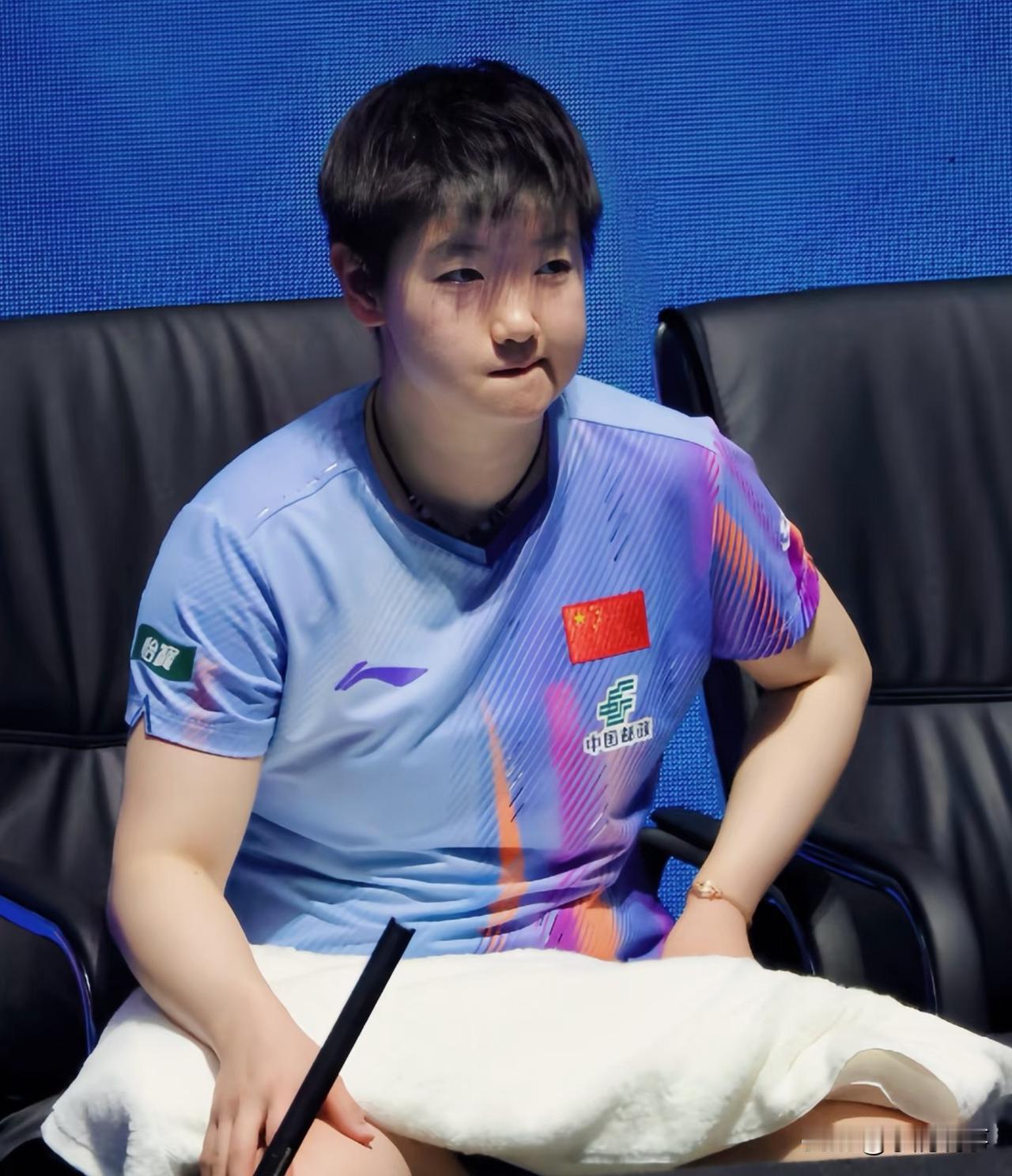 真的心疼孙颖莎，明明拼尽全力打球，却总被自己人拖后腿。赛场里闪光灯不停