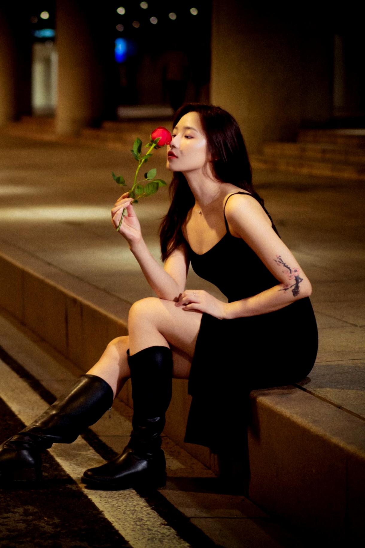 什么叫氛围感人像摄影照片，就是这样子的，2月14街头夜景下拍摄~黑色吊带长裙