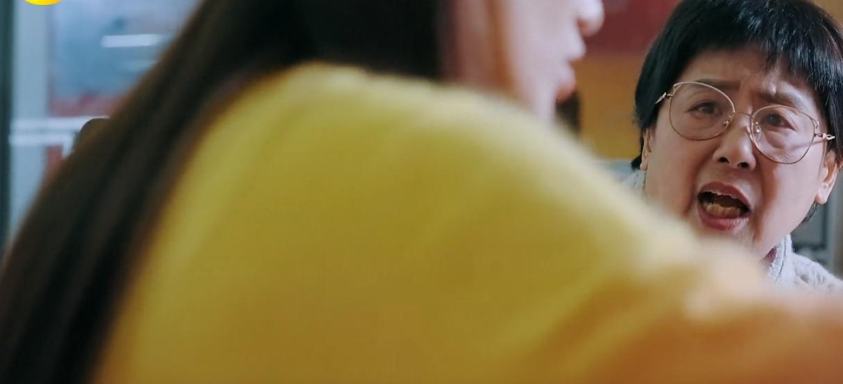 黄圣依，给天底下想离婚的女人，上了很重要的一课离婚后，黄圣依搬回了上海的娘家，