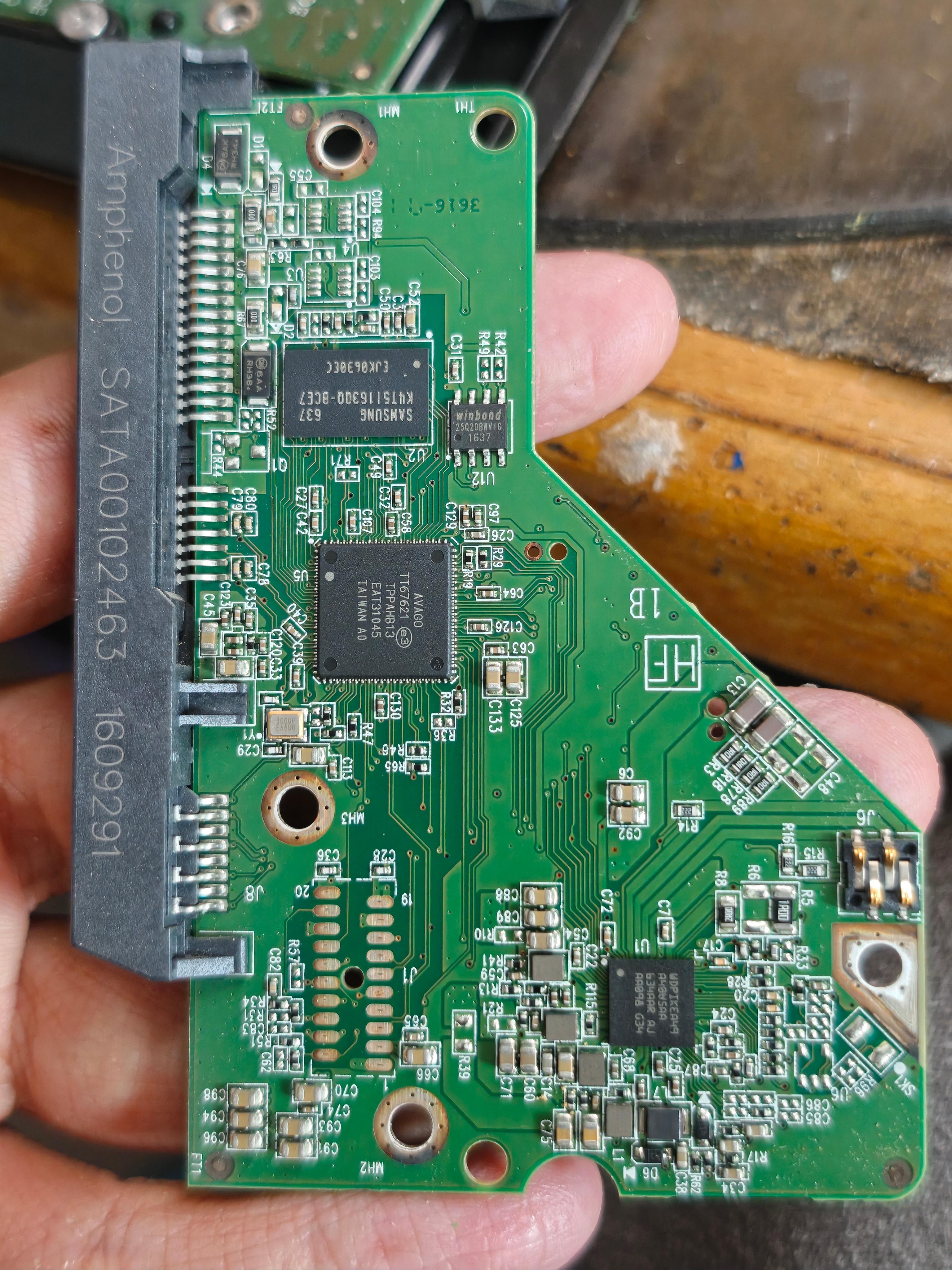 自己买PCB修硬盘。其实换PCB很简单，拧下来螺丝，所有触点都是压上的，直接拧好