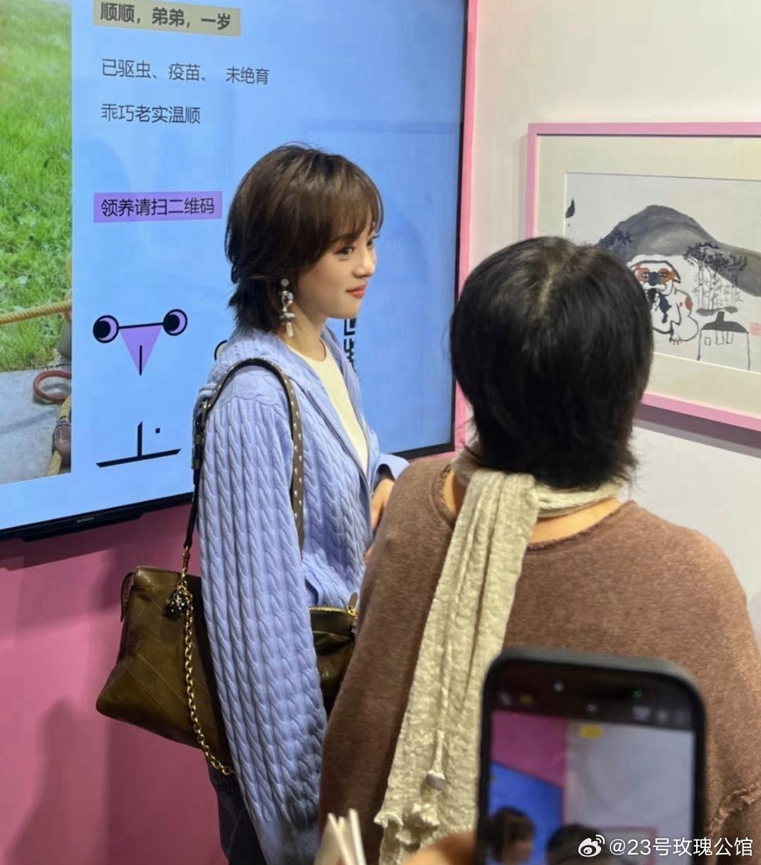 43岁孙俪在上海看花展，她的打扮时尚，脸型圆圆的，看起来很有福气。就是黑眼圈有点