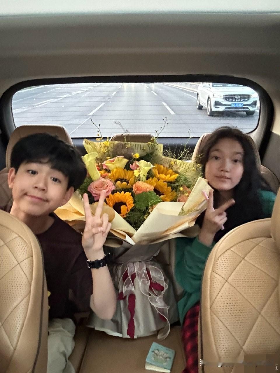近日前央视著名主持人水均益高调回国！13岁龙凤胎儿女正脸罕曝光，女儿像爸儿子像妈