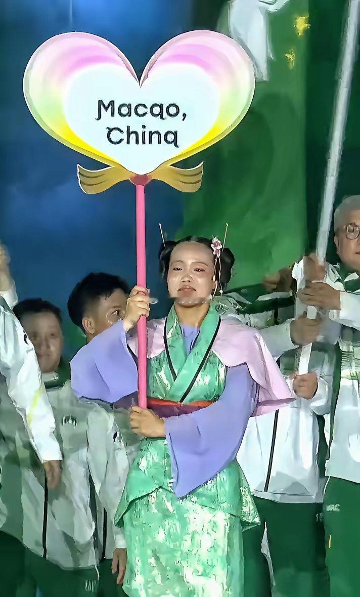 这日本引导员的衣服很中国！亚运会开幕式，中国队出场走在队伍前面的引导员的服装引发
