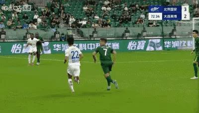 毛伟杰怎么能这样对待归化塞鸟呢？无球情况下肘击塞尔吉尼奥，幸好没有吃到红牌，不然