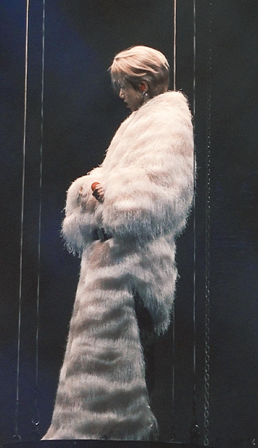 华晨宇年轻的家主狠狠戳中华晨宇的年轻家主气场！南宁站开场一亮相就封神，眼神笃