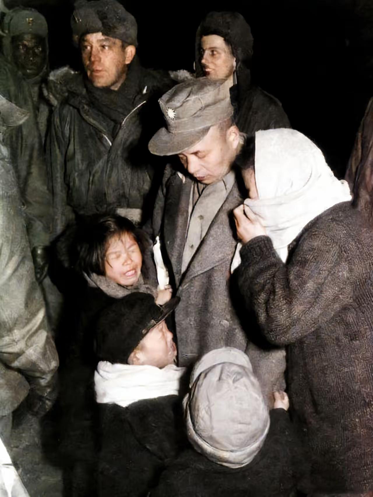 这是朝鲜战争中后期，美韩战俘营里的志愿军士兵与家人见面的场景。此时，这些士兵已穿