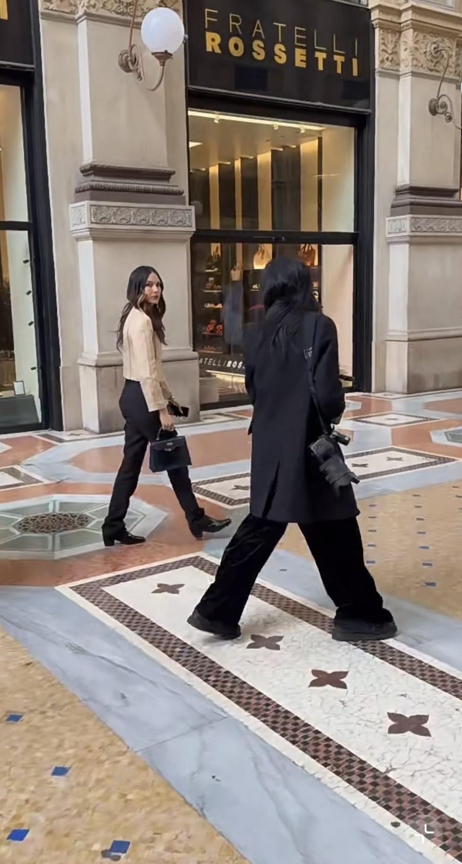 谷爱凌现身米兰街头，化身外国美女，没带保镖！2月25日，谷爱凌现身意大利米兰